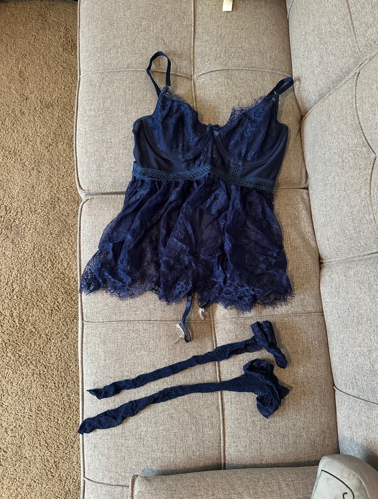Lace bra & fishnet stockings - Image 2